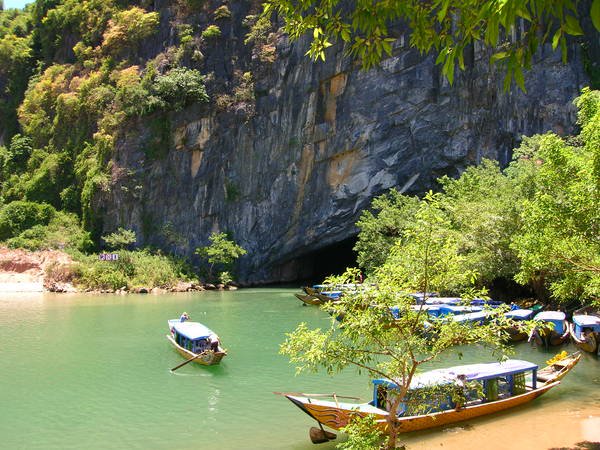 Cửa động Phong Nha