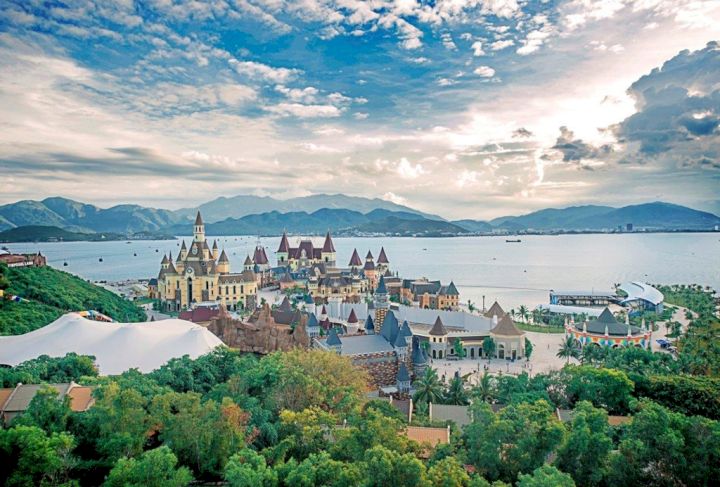 Vinpearl Land là một điểm du lịch hấp dẫn, nổi tiếng bật nhất tại Nha Trang