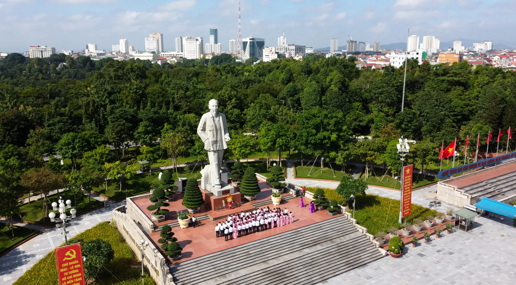 Quảng trường và tượng đài Hồ Chí Minh nằm ngay tại khu công viên trung tâm