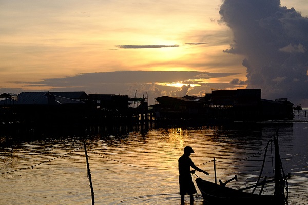 Ngắm bình minh rực rỡ tại làng chài Hàm Ninh