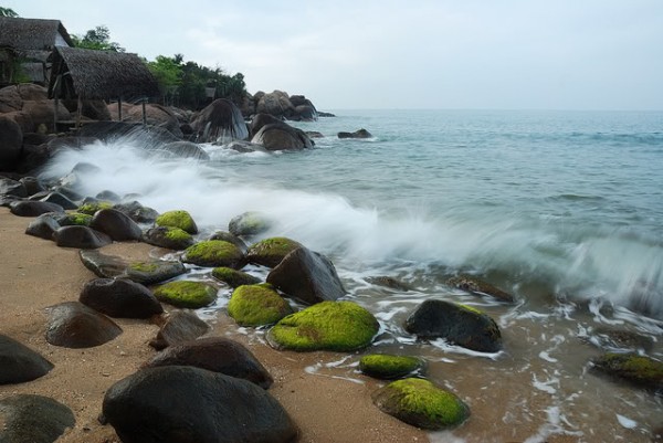 Vé máy bay giá rẻ khám phá biển Đà Nẵng