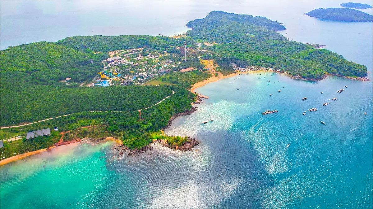Hòn Thơm nổi tiếng với biển xanh trong, phù hợp để nghỉ dưỡng khám phá